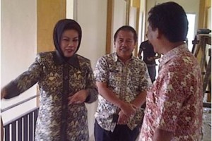 Bupati Kuningan, Hj Utje Ch Suganda saat meninjau pembangunan gedung Dinas Cipta Karya